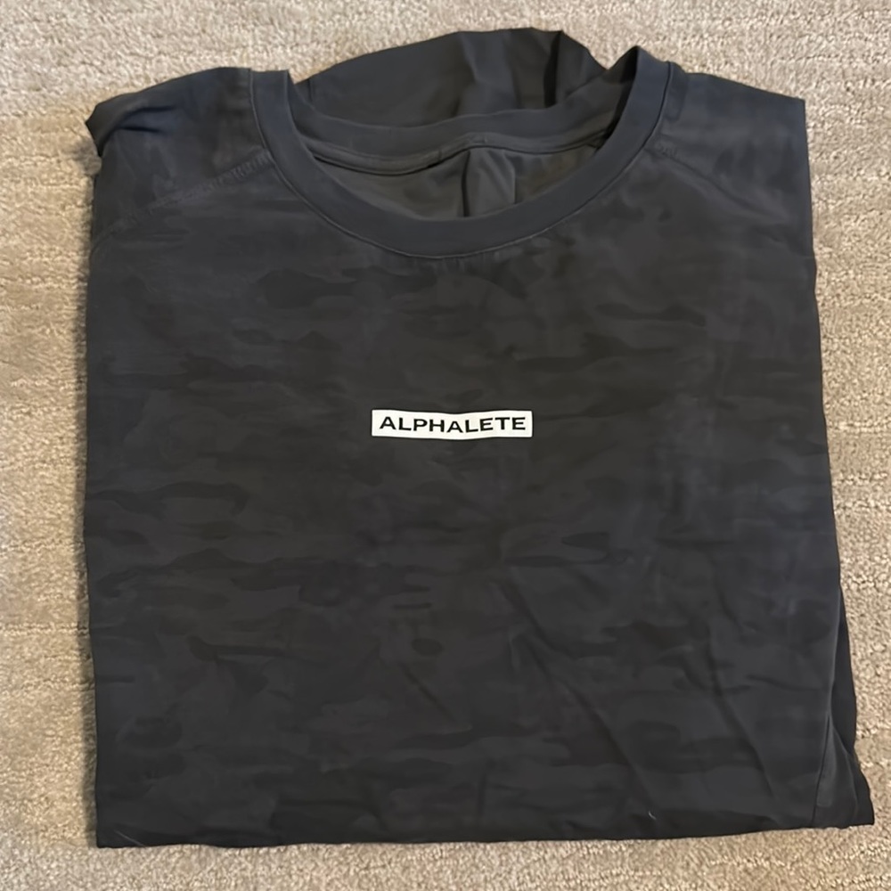 Alphalete gray camo shirt sleeve shirt, size large